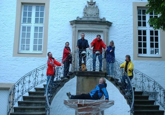 Opfer vor dem Falkenhof