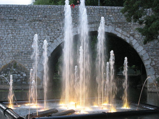 Wasserspiel und historische Br&uuml;cke Wetzlar