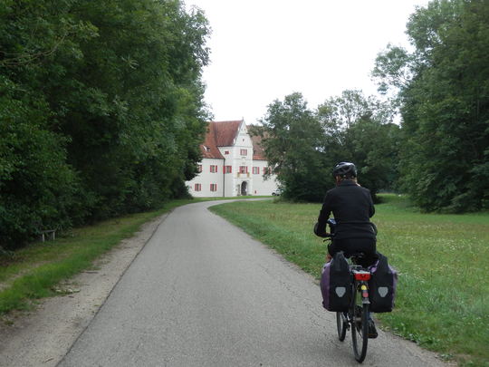 Donauradweg vor Jagdschloss Gr&uuml;nau