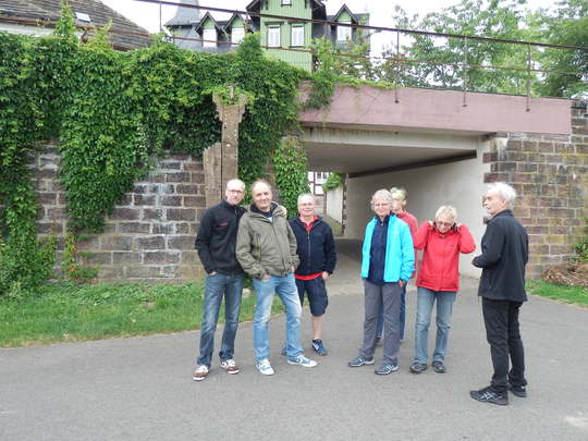 Gruppe vor der Hochwassersteele