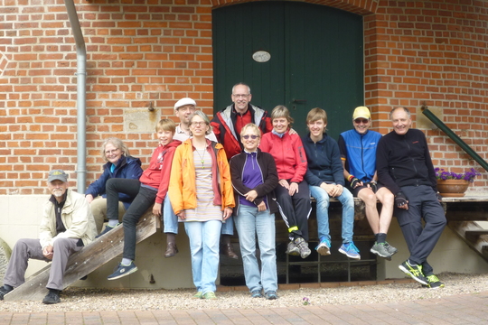 Genussradler vor der Klosterm&uuml;hle Lahde