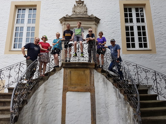 Genussradler vor dem Falkenhof