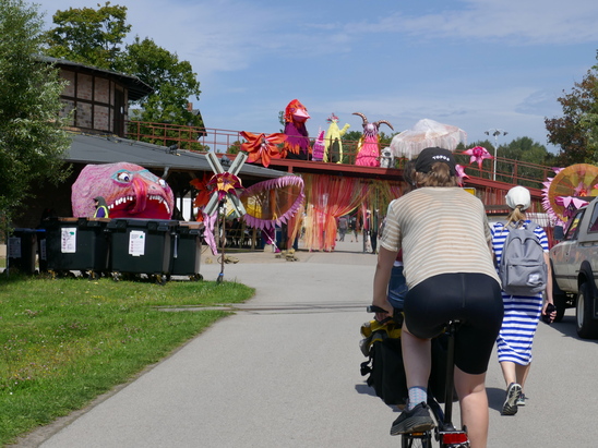 Stefanie am Camp-Eingang