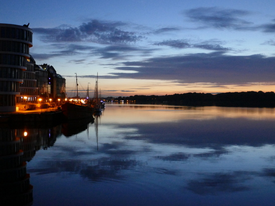 Sonnenuntergang beim Stadthafen