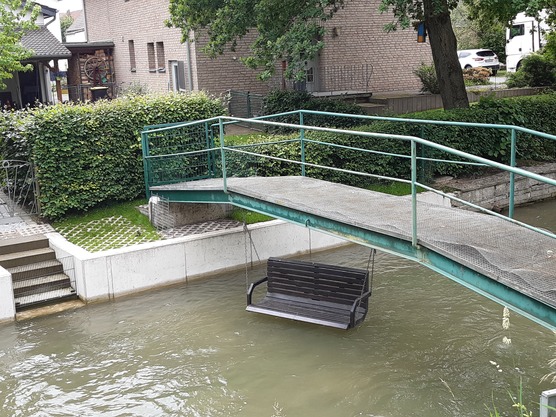 Hederbr&uuml;cke mit Bank