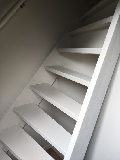Steile Treppe zum Bett
