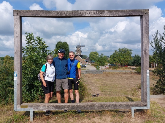 Hompesche Molen mit drei Radlern Hompesche Molen mit drei Radlern