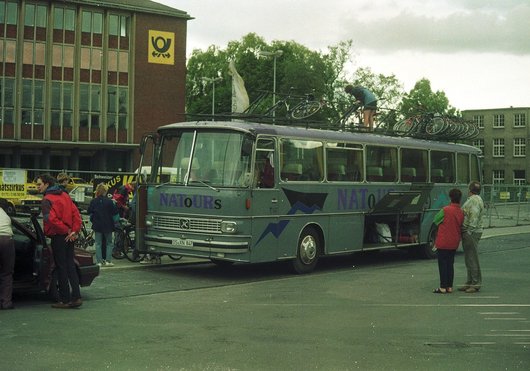 Reisebus vor dem Ferienhaus